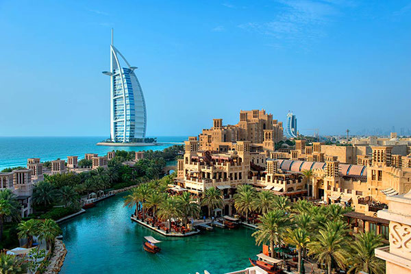 Skyskrapere og strand i Dubai