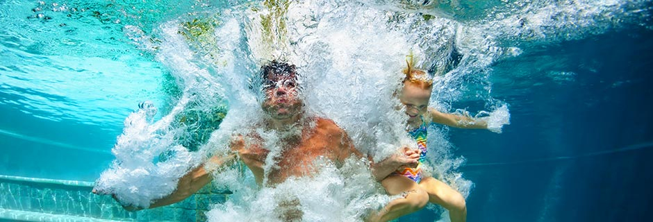 familie i en splash under vann