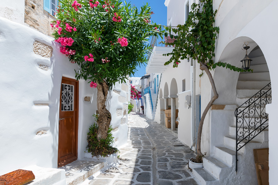 Gå rundt i de koselige gatene på Paros. 
