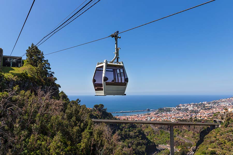 Taubanen som går mellom gamlebyen i Madeira og den lille byen Monte