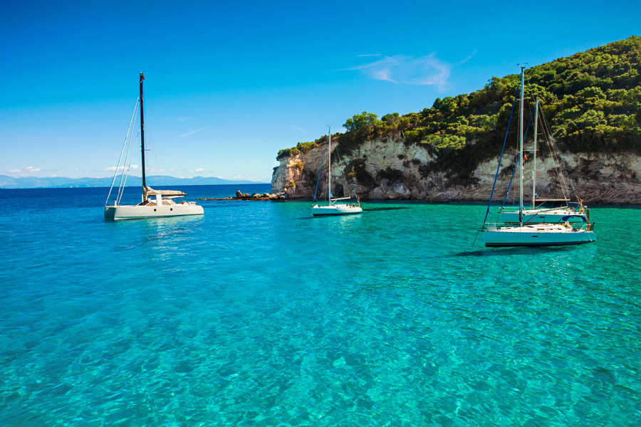 Båter. Se våre forslag til øyhopping i Hellas.