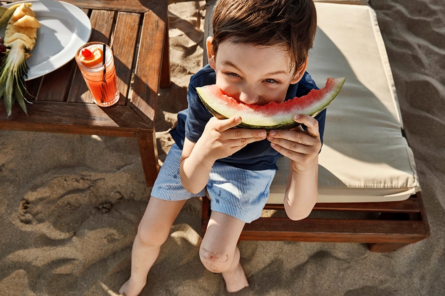 Pojke äter vattenmelon