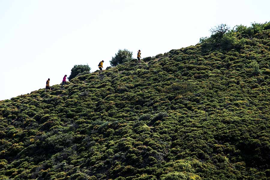 Bilde av noen langs en fjellkant