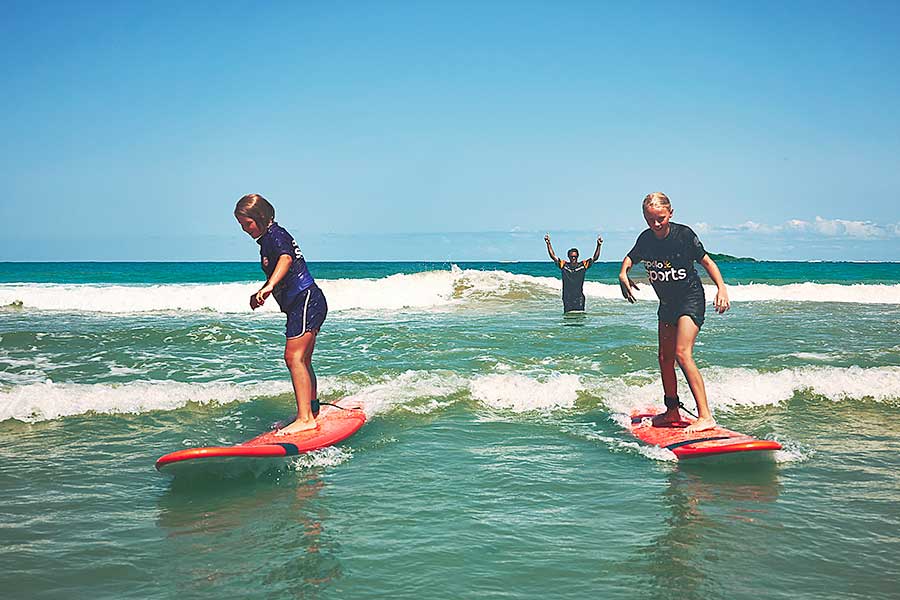 Jenter på surfbrett
