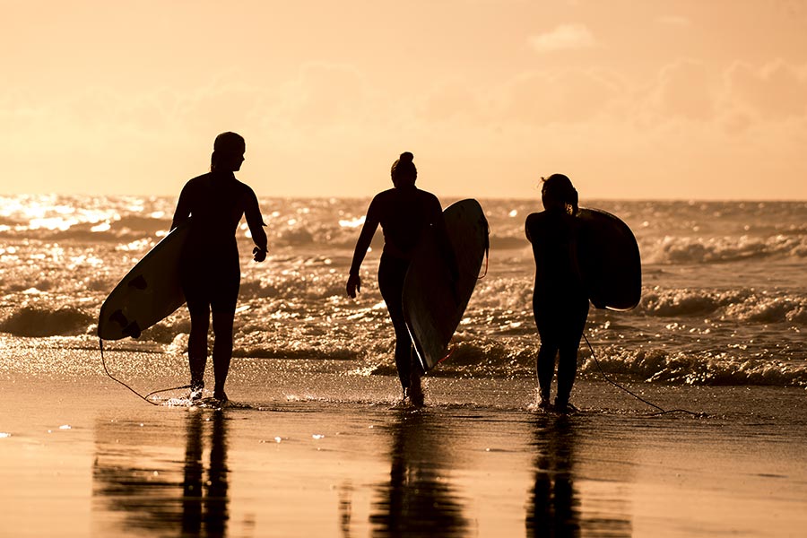 Bilde av tre surfere