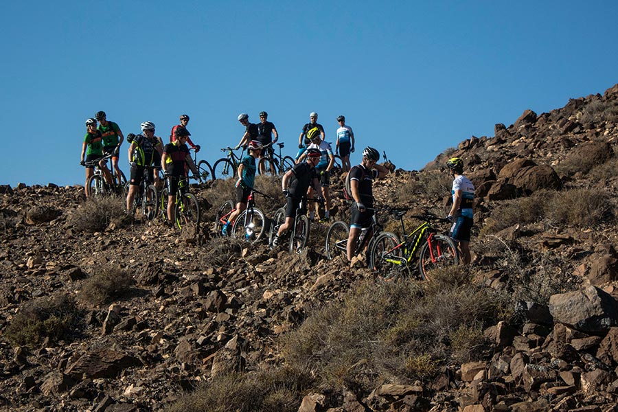 Bilde av syklister ned en fjellskrent