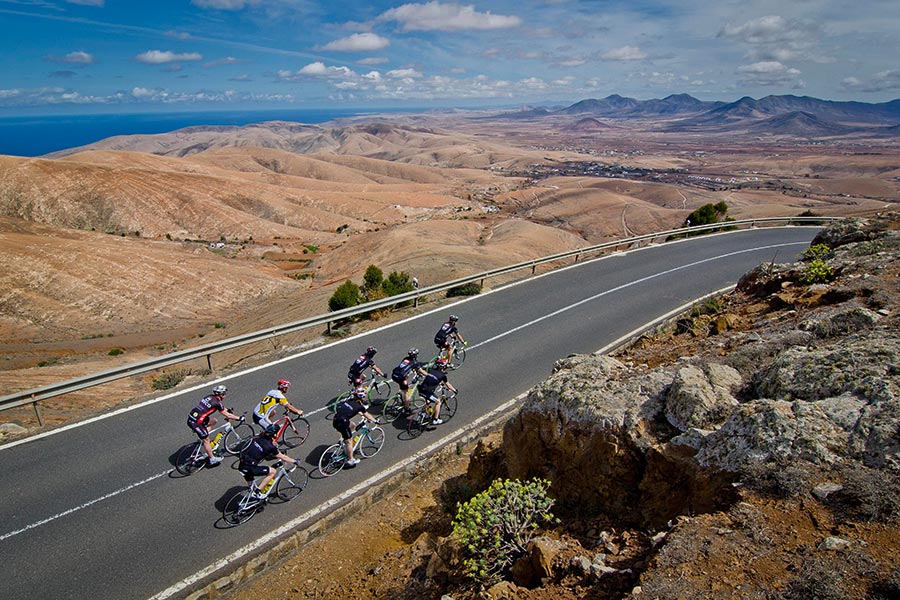 Bilde av syklister syklende langs en vei