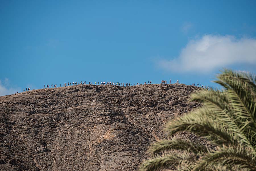 Bilde av mange på en bergtopp