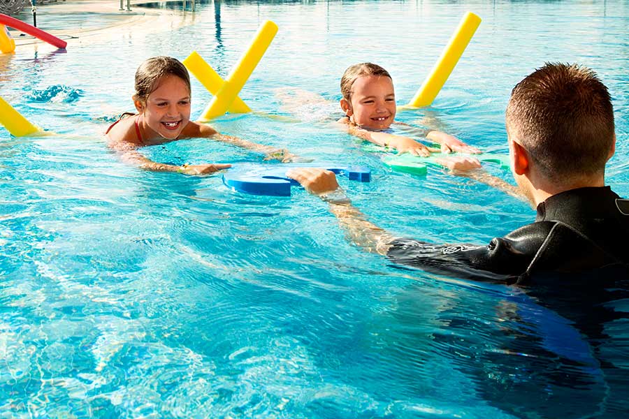 Bilde av svømmetrening med barn