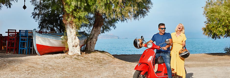 Bestemor og lokal på scootertur i Hellas