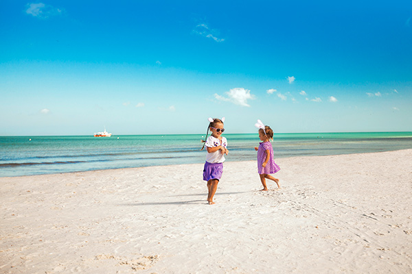 Glade barn leker på stranden