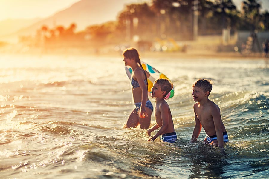 Familieferie i Dubai – barn som leker på stranden