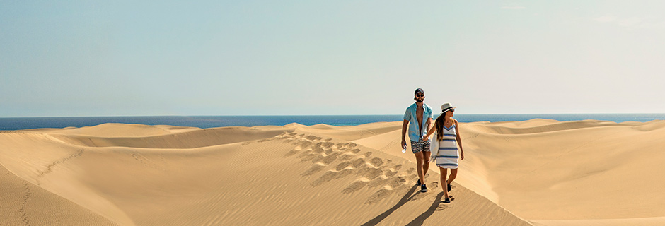 Par som går tur på sanddynene på Gran Canaria
